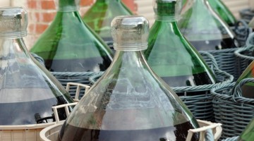 Les vins doux naturels sont parfois élevés dans des bonbonnes en verre exposées au soleil