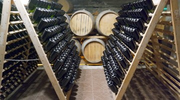 bouteilles de vin en élevage sur lattes