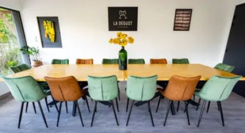 La salle de dégustation de La Dégust à Blagnac : lumineuse, épurée, et parfaitement équipée pour la concentration sensorielle.